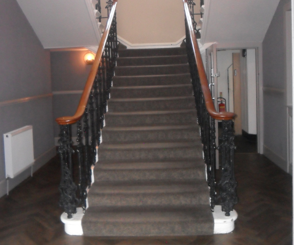The Royal Hotel 8 8