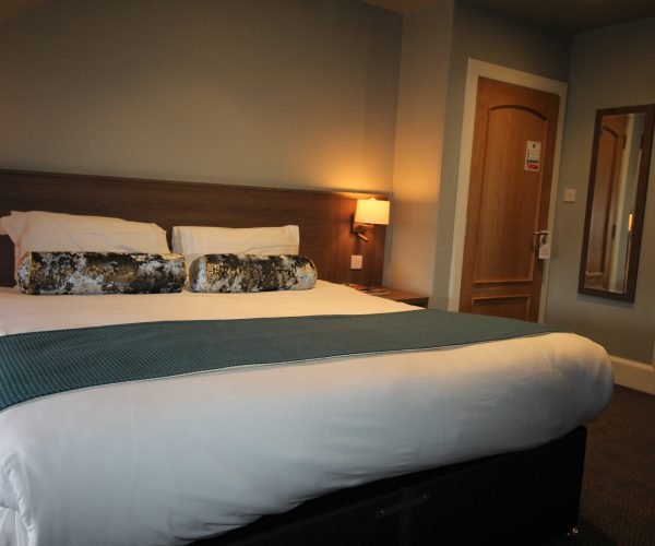 A hotel room with a restaurant for dinner and breakfast.