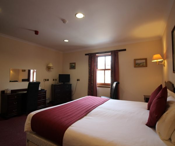 A hotel room in Elgin featuring a cozy bed.